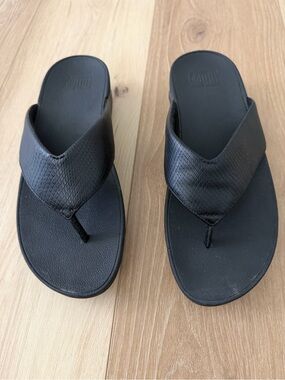 Fitflop Women's Black Textured Thong Sandals